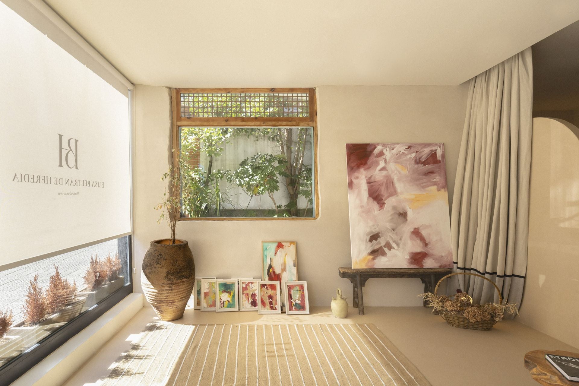 Elisa, la interiorista que pinta cuadros, abre su refugio creativo en Algorta