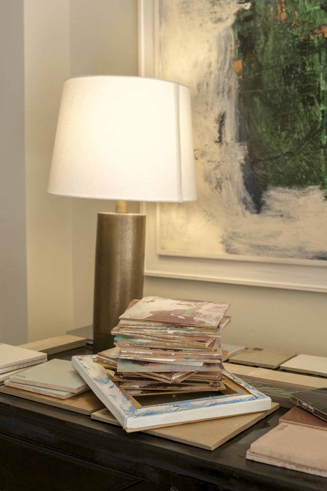 Elisa, la interiorista que pinta cuadros, abre su refugio creativo en Algorta