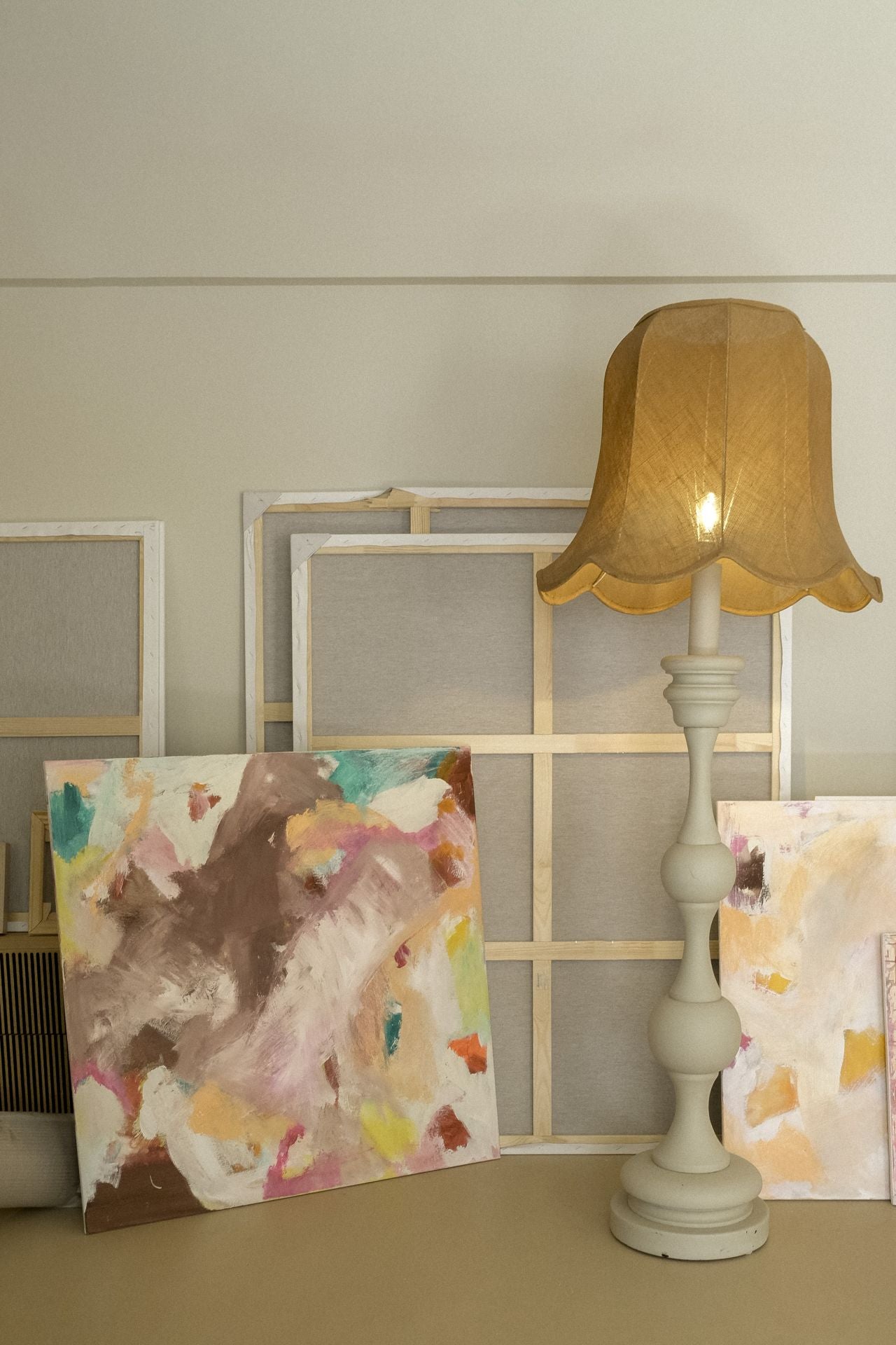 Elisa, la interiorista que pinta cuadros, abre su refugio creativo en Algorta