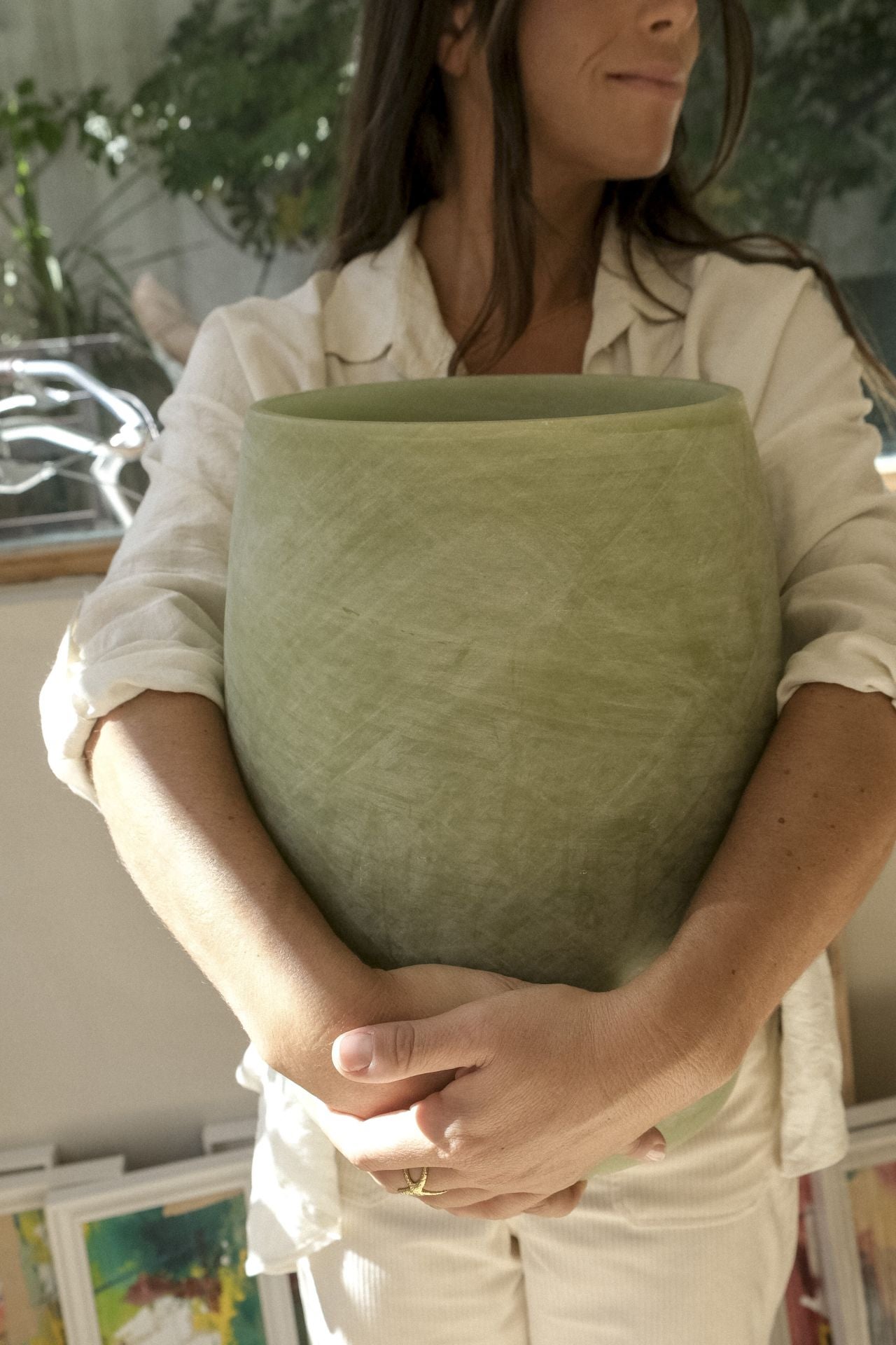 Elisa, la interiorista que pinta cuadros, abre su refugio creativo en Algorta