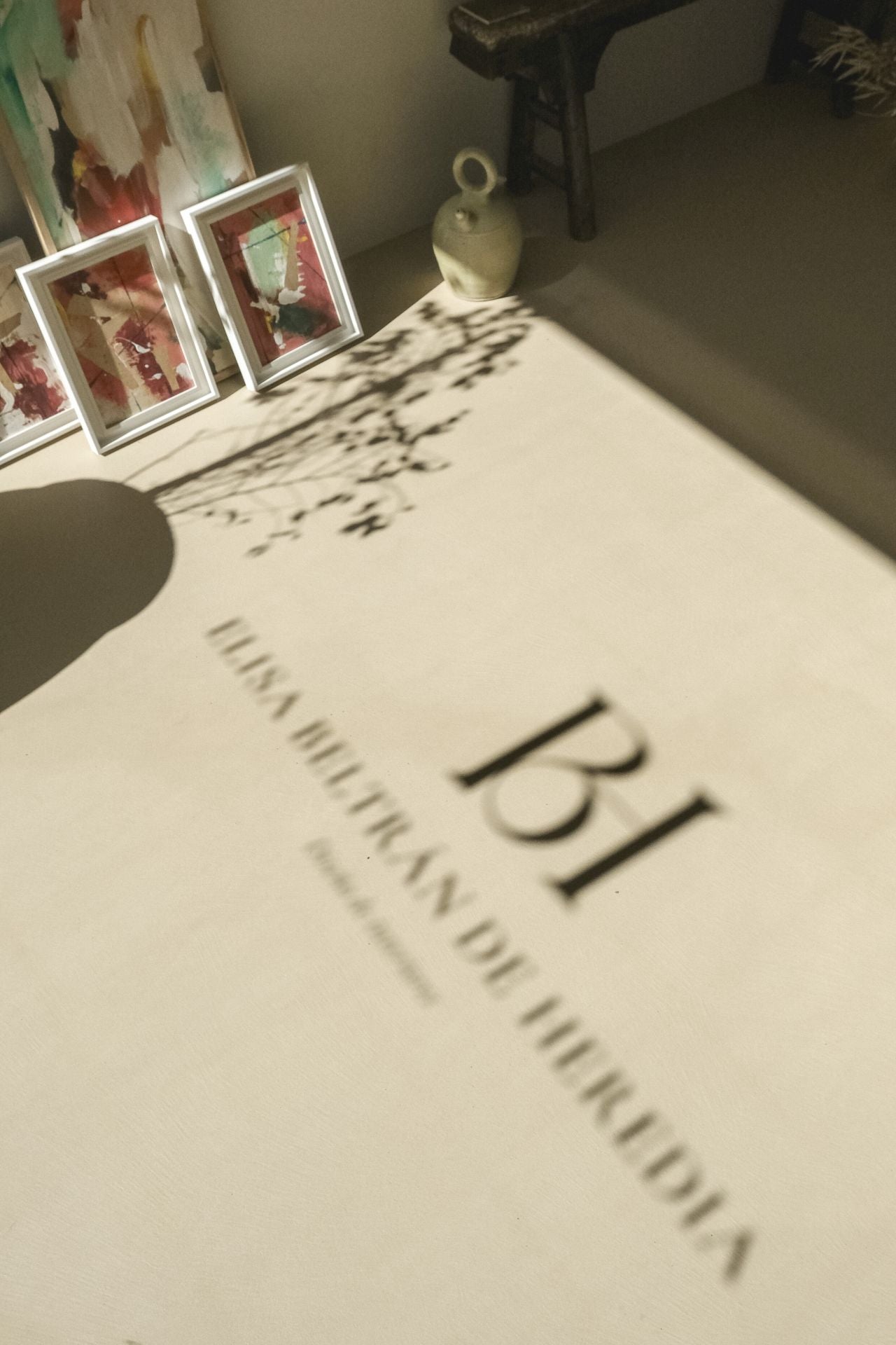 Elisa, la interiorista que pinta cuadros, abre su refugio creativo en Algorta