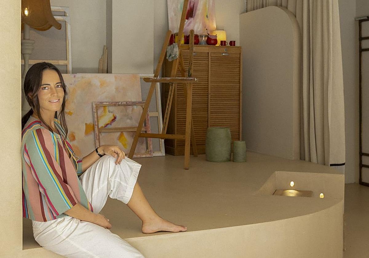 Elisa, la interiorista que pinta cuadros, abre su refugio creativo en Algorta.