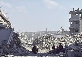 Palestinos desplazados al sur de la Franja regresaron el viernes a la asediada Ciudad de Gaza con motivo de la entrada en vigor del alto el fuego y la primera retirada de las tropas.