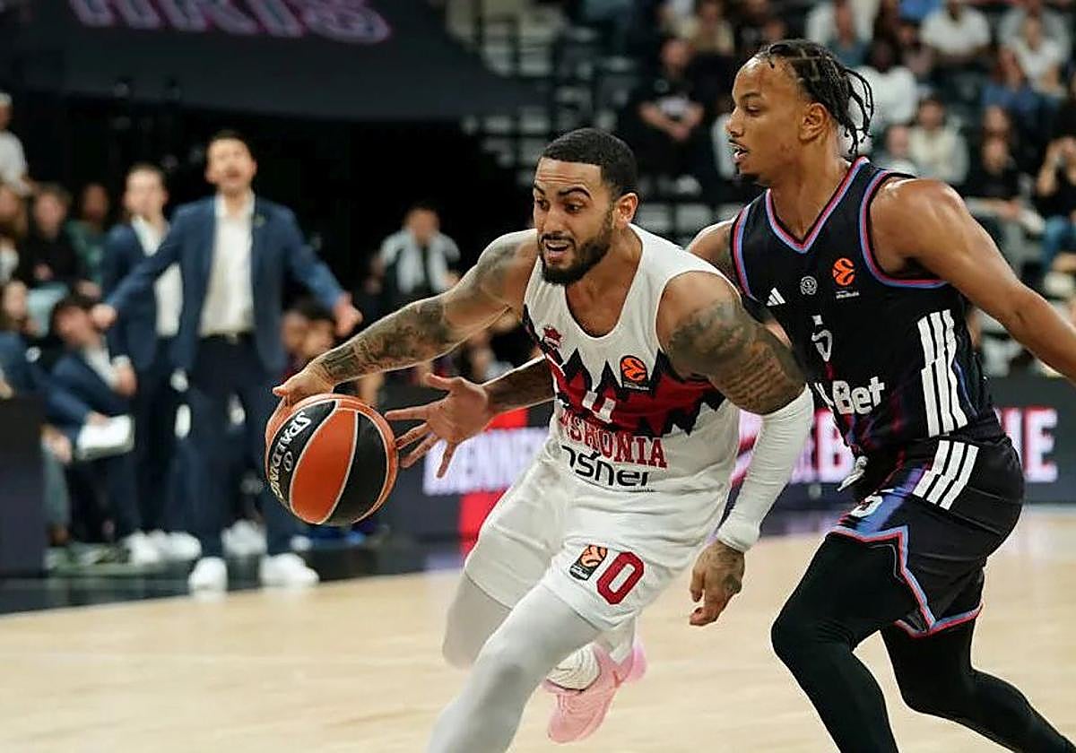 Howard intenta superar a Robinson.