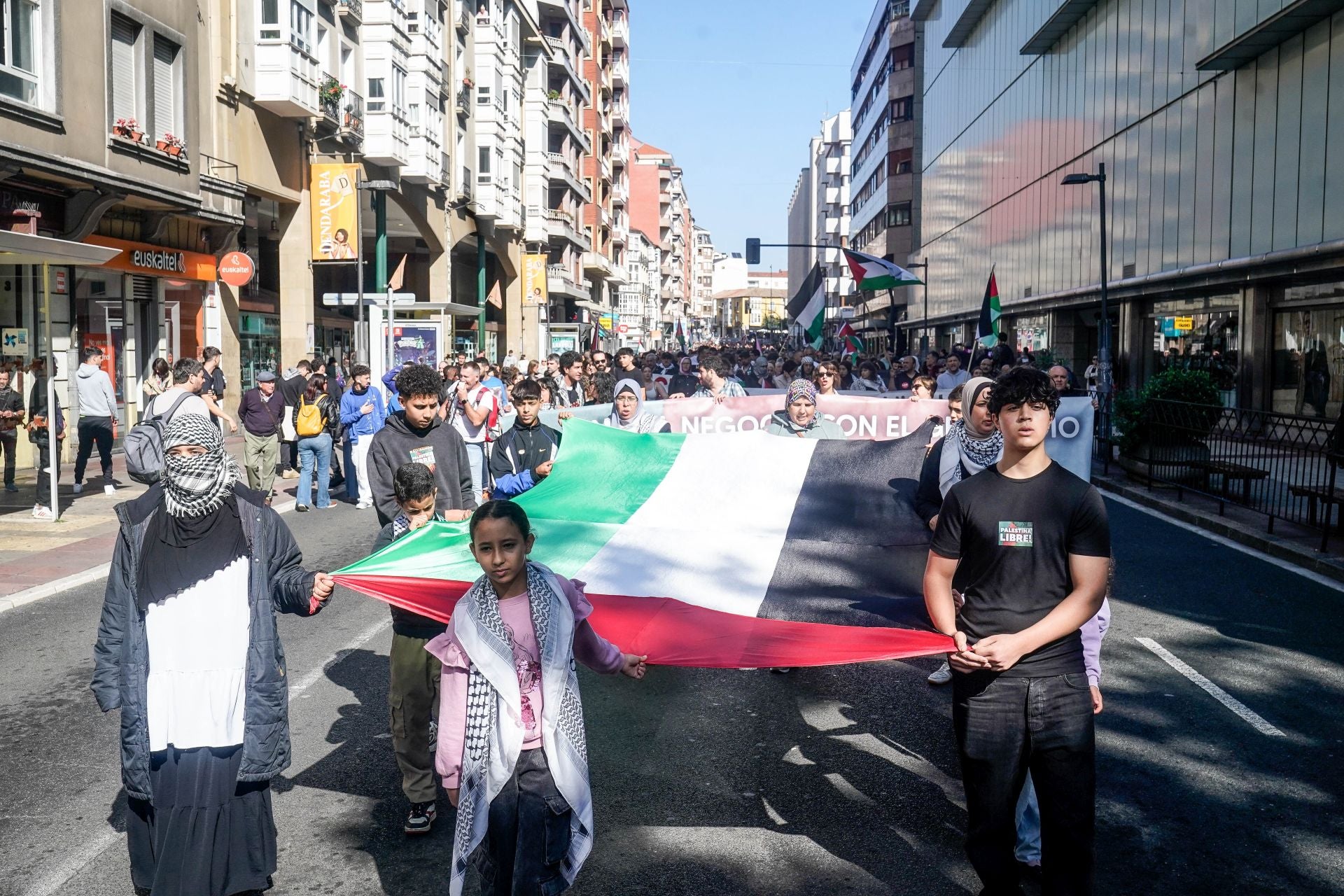 La jornada de huelga en apoyo a Palestina en Álava, en imágenes