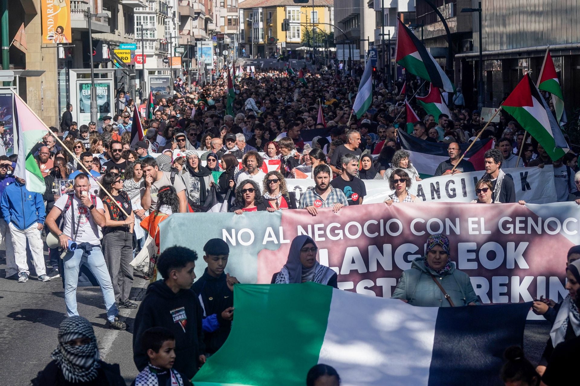 La jornada de huelga en apoyo a Palestina en Álava, en imágenes
