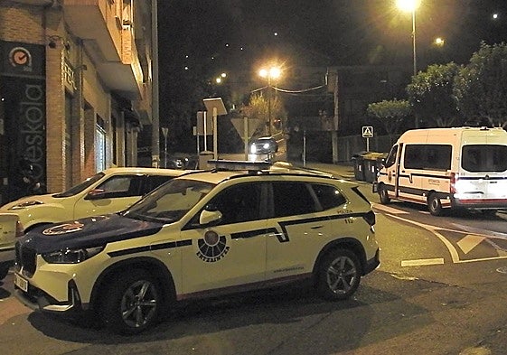Patrullas de la Ertzaintza y la Policía Municipal y los Bizkor desplegaron un gran operativo en Otxarkoaga y La Peña.
