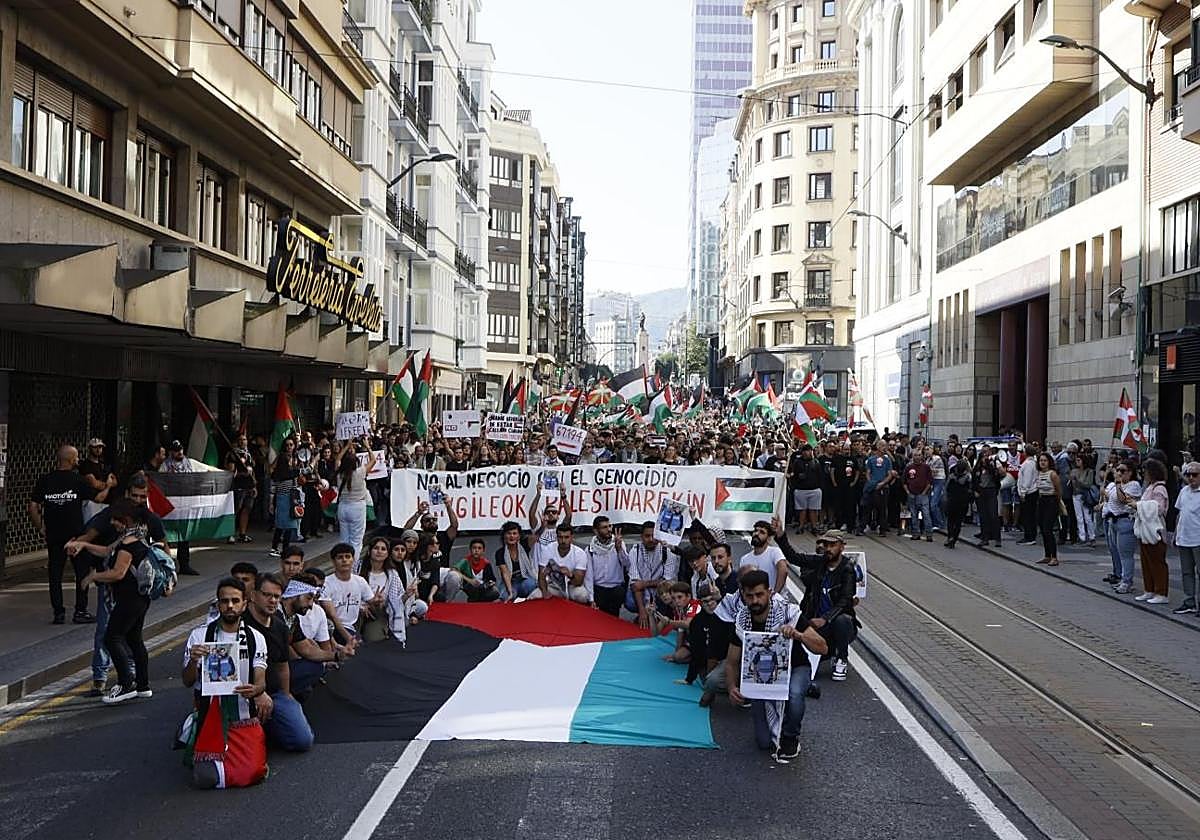 Cabecera de la manifestación camino del Ayuntamiento.