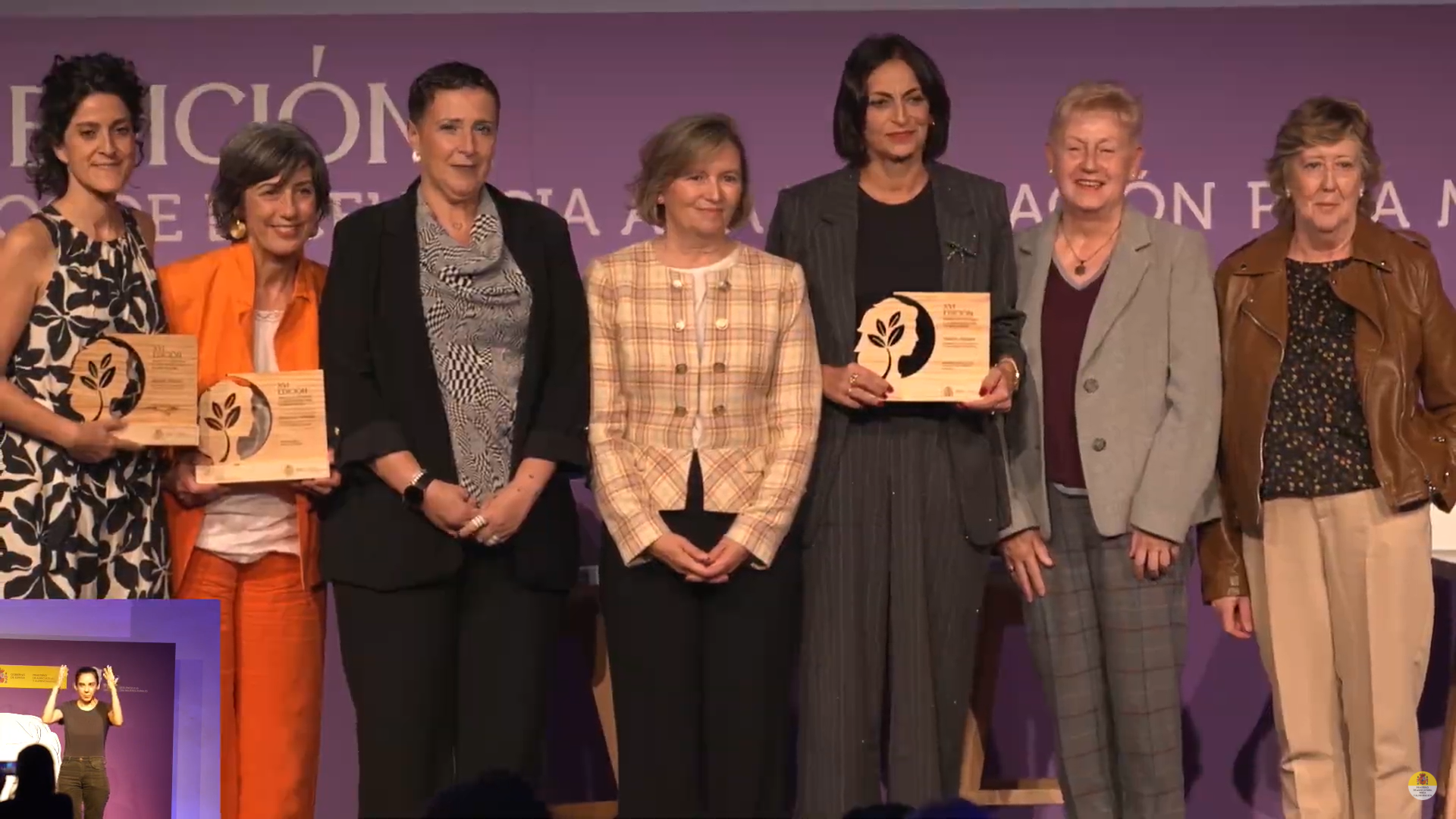 De izquierda a derecha, Mari Carmen Sañudo, Ana Rosa Ispizua, Josefina Suárez, Isabel Artime (secretaria de Pesca) y María Ángeles Martín, junto a otras premiadas.