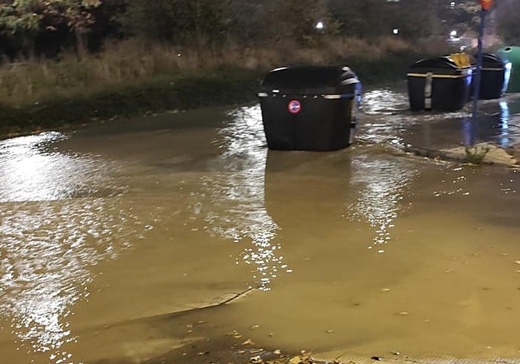 El agua que ha brotado de la tubería reventada ha generado una importante balsa.