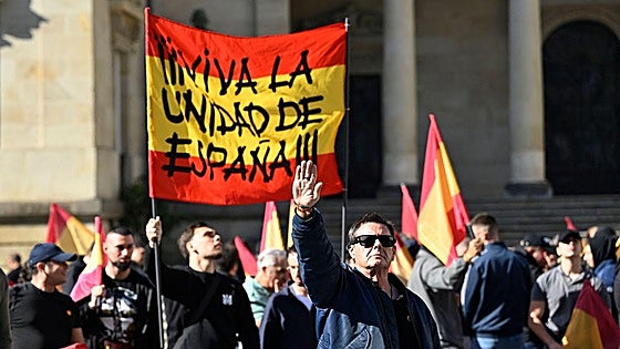 La Ertzaintza abre expediente a Falange por exhibir en Vitoria «enseñas preconstitucionales»