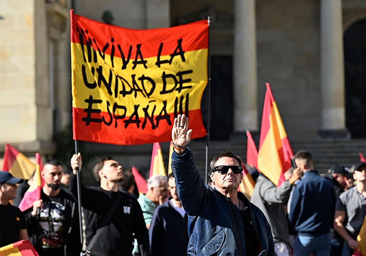 Un miembro de Falange realiza el saludo fascista en la concentración del pasado domingo en Vitoria.