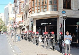 La Ertzaintza blinda el hotel NYX de El Arenal y los establecimientos de Starbucks en Bilbao