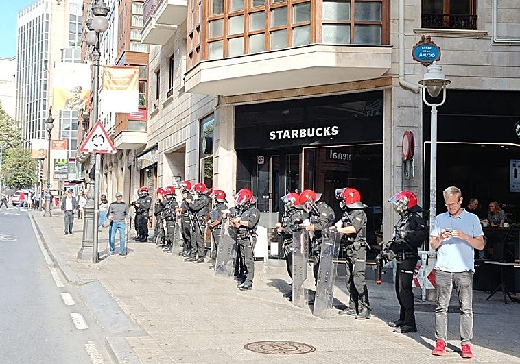 La Ertzaintza blinda el hotel NYX de El Arenal y los establecimientos de Starbucks en Bilbao