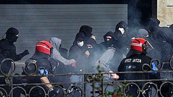 La Ertzaintza investiga la financiación de los radicales tras hallar 5.600 euros en un coche en Vitoria