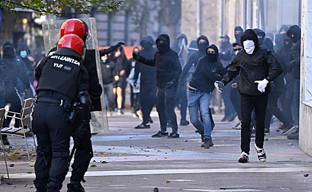 Radicales apedrean a un binomio de la Ertzaintza en la calle Siervas de Jesús.
