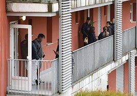 Policías y familiares en la parte trasera del edificio de la calle Ortutxueta donde se perpetró el crimen de Yanely.