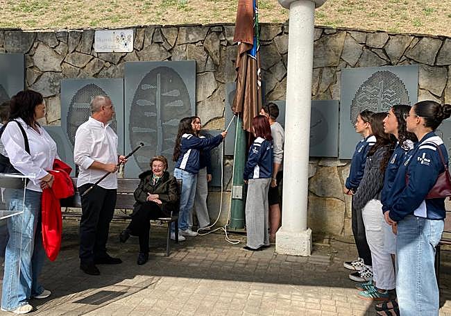 El equipo femenino de fútbol sala ha sido el encargado de izar la bandera.