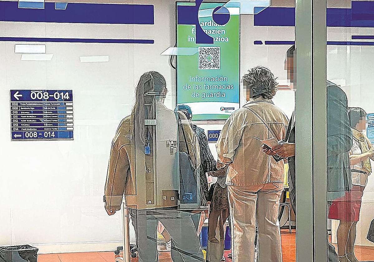 Varias personas esperan a ser atendidas en un centro de salud de Osakidetza.