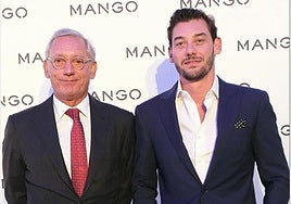 Isak Andic posa con Jonathan, su hijo mayor.