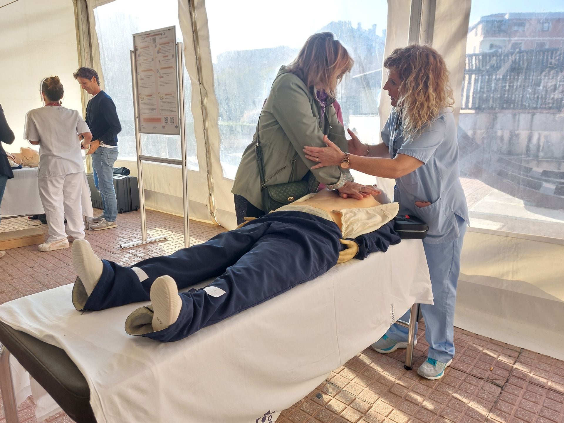 Pequeños y mayores desfilaron durante toda la mañana por la carpa instalada frente a la entrada del centro sanitario.
