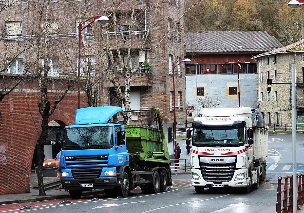 El paso de tráfico pesado genera ruido, tráfico y falta de seguridad diariamente en el centro de Ermua.