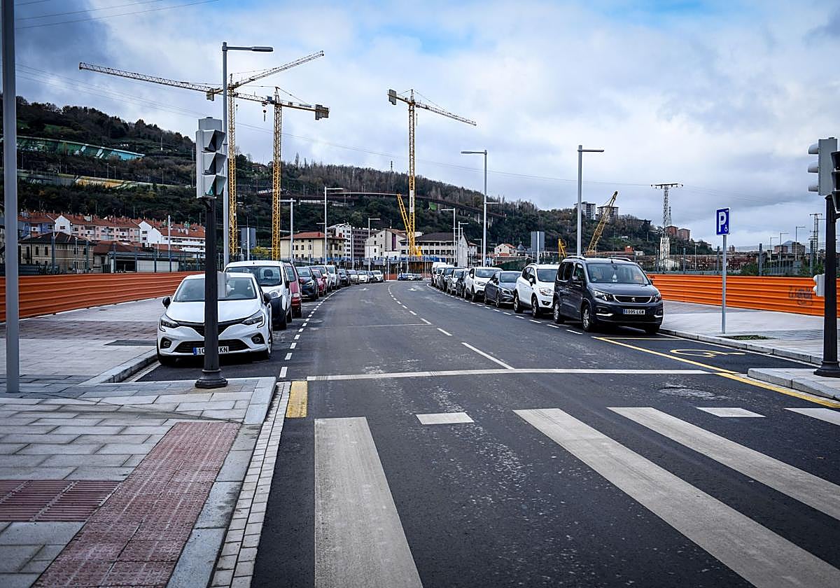Coches aparcados en Zorrozaurre