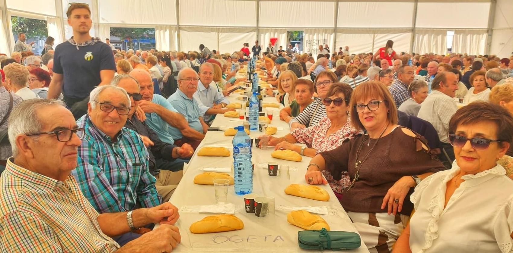La carpa de Solobarria ha reunido a 568 basauritarras jubilados que comieron un menú de patatas a la riojana, solomillo y helado, todo ello regado con agua y champán.