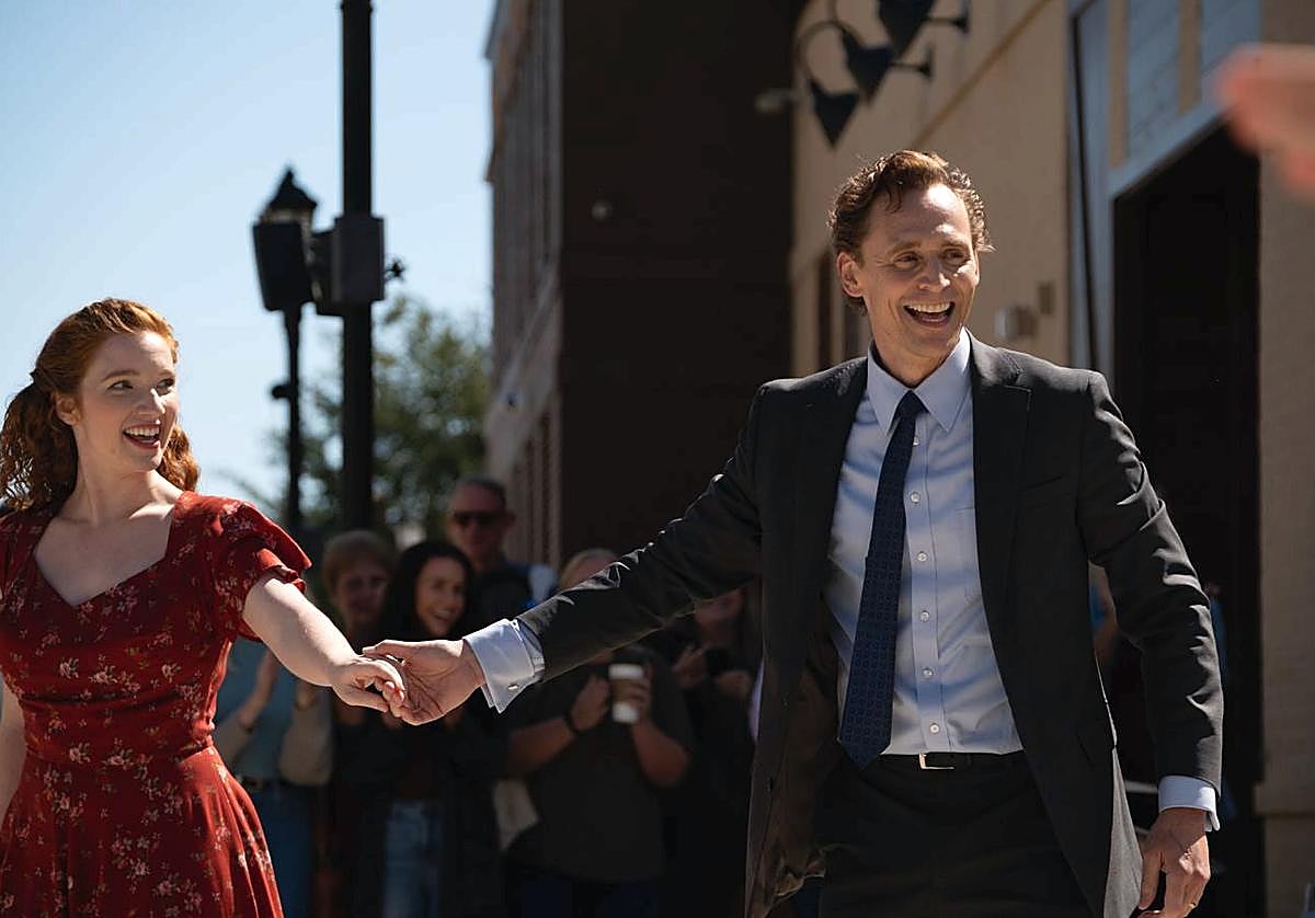 Annalise Basso y Tom Hiddleston en la escena de baile de 'La vida de Chuck',