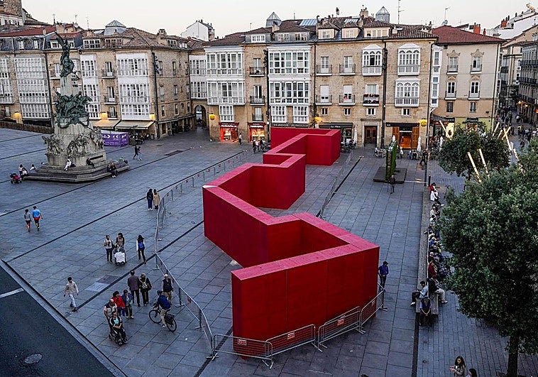 Un gran muro rojo se ha instalado en la plaza de la Virgen Blanca.