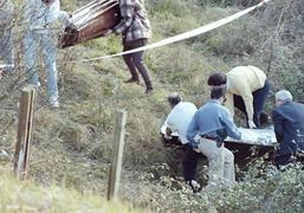 Traslado del cuerpo de Nestor Gandara en enero de 1996.