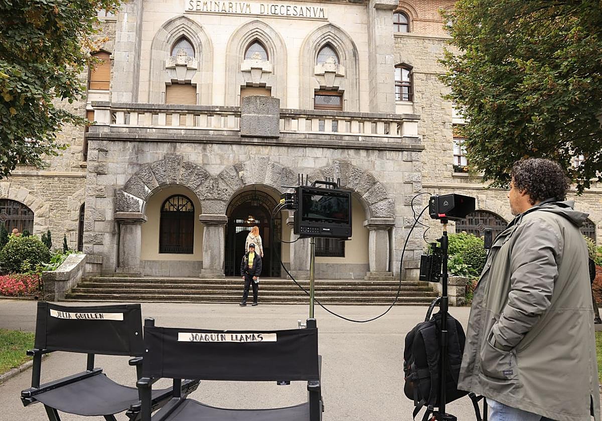 El set se ha colocado este jueves a las puertas del Seminario de Vitoria.
