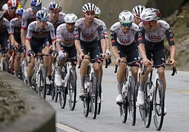 El bloque del UAE comanda el pelotón ayer en el Tour de Guangxi.