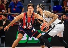 Spagnolo defiende a Parker.