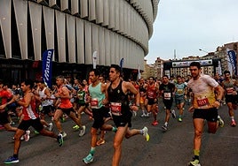 Los participantes de la edición de 2024 toman la salida en San Mamés.