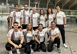 Miembros de la selección de Euskadi de pelota y el presidente de la Federación Vasca, Joxemari Mitxelena, en el aeropuerto de Loiu.