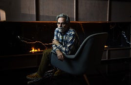 Jonathan Lethem en el hall del hotel Radisson, poco antes de participar en el Festival Ja!.