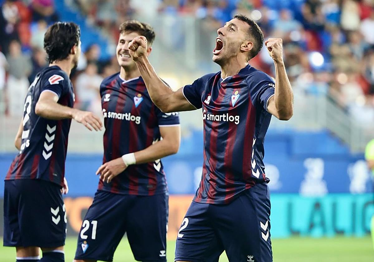 Álvaro festeja el gol que marcó a los pocos minutos de estrenarse como armero ante el Granada.