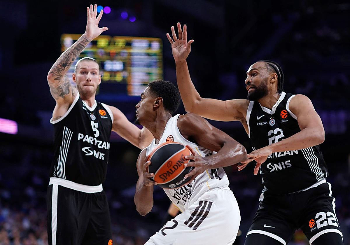 Osetkowski y Jabari Parke tratan de frenar al madridista Theo Maledon.