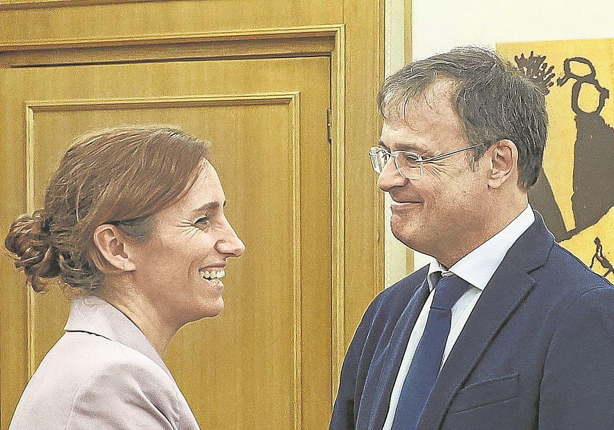 El consejero y la ministra de Sanidad estrechan sus manos tras una reunión.