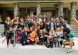 Esta cuadrilla de San Fausto lleva más de una década participando en el desfile del disfraz que cada año se celebra en las fiestas patronales de Durango.