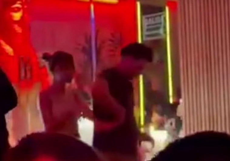 El sensual baile entre Gabriel Rufián y Ester Expósito en un 'after' de Madrid