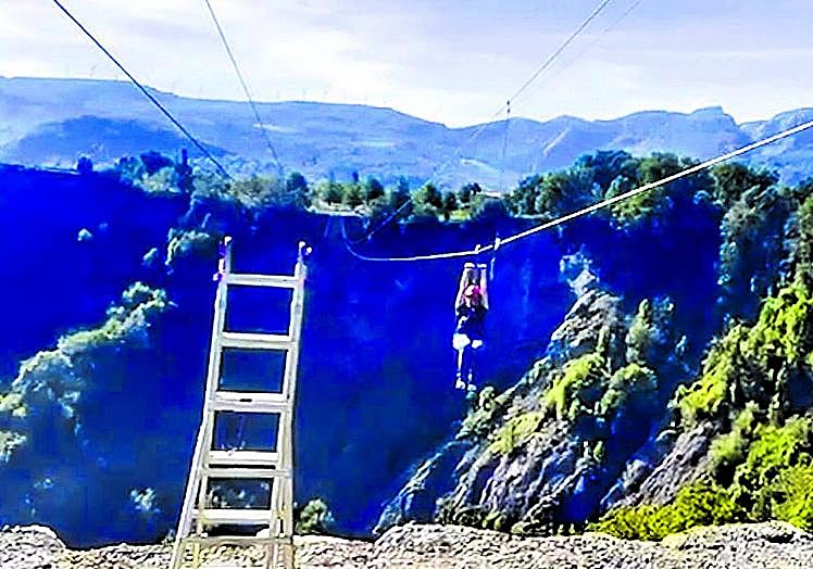 Una de las pruebas de seguridad que se han hecho en la tirolina.