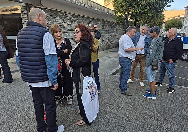 Los padres, junta a otros familiares.