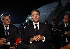 El presidente francés, Emmanuel Macron, responde a los periodistas al salir de la Cumbre de Paz de Gaza en Sharm El-Sheikh, Egipto.