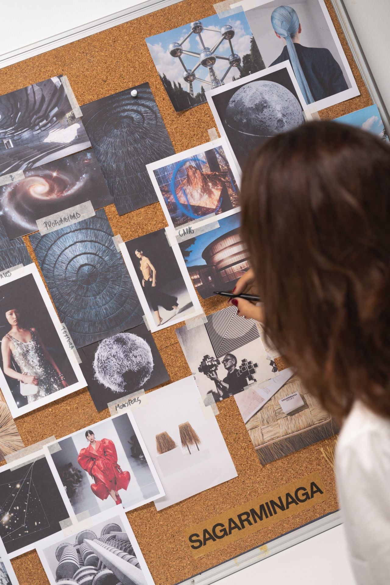 Gabriela Sagarminaga, la artista bilbaína que crea criaturas marinas gigantes para los escaparates de Hermès
