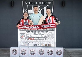 Vivián ha recibido su peso en vino de la peña El Corquete Rojiblanco de San Vicente de la Sonsierra