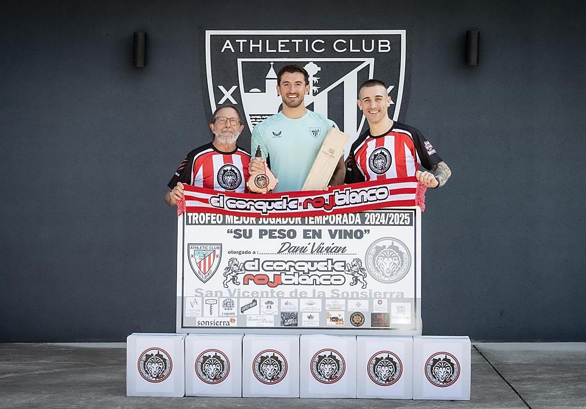 Vivián ha recibido su peso en vino de la peña El Corquete Rojiblanco de San Vicente de la Sonsierra