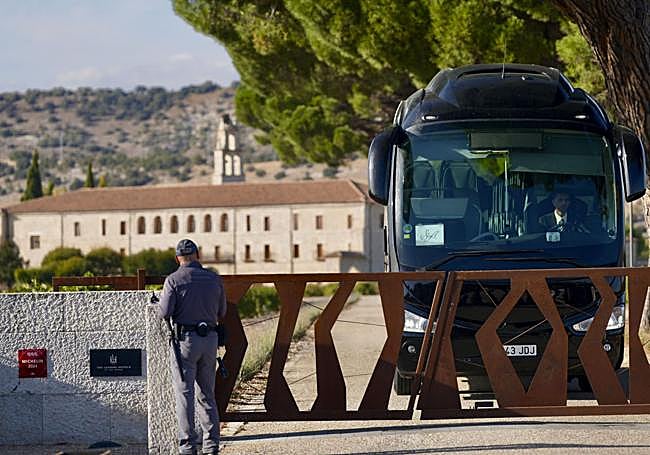 Un autobús trasladó a los invitados a la Abadia Retuerta en Sardón de Duero