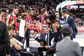 Paolo Galbiati imparte instrucciones durante un tiempo muerto.